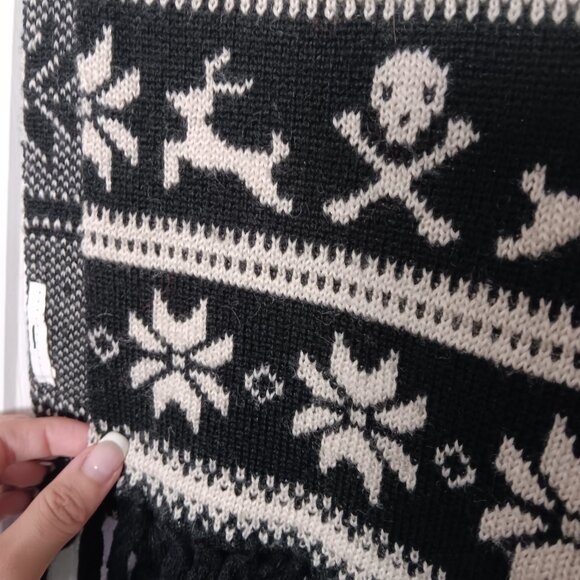 Vans Black & White Skull and Crossbones Reindeer Christmas Knit Scarf - Picture 4 of 7